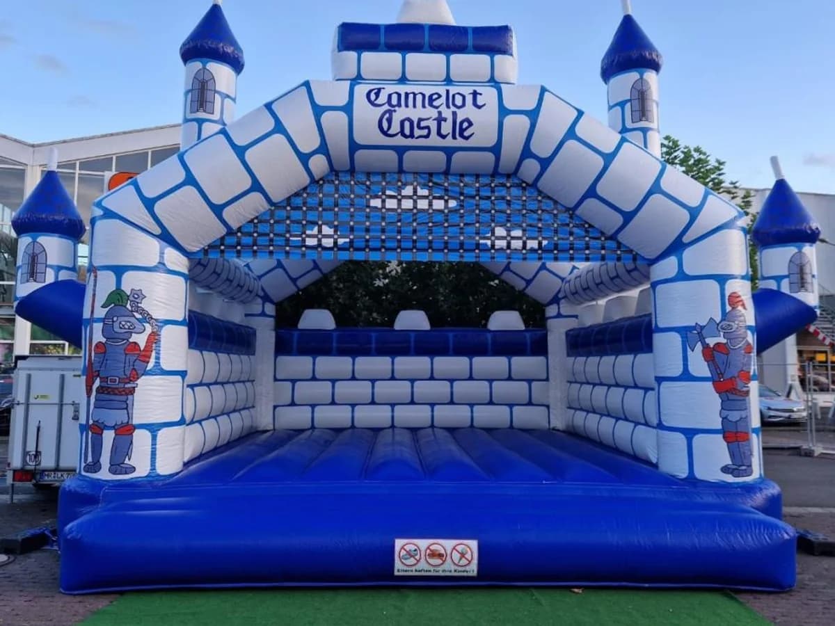 Weiß-blaue Ritterburg Camelot Castle mit Rittermotiven